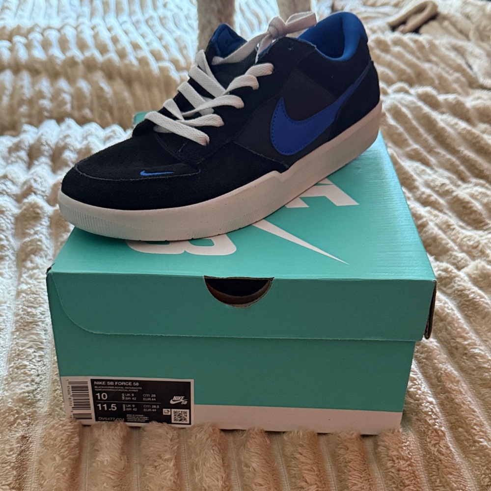 Nike Men's Black and Royal Blue Sneakers